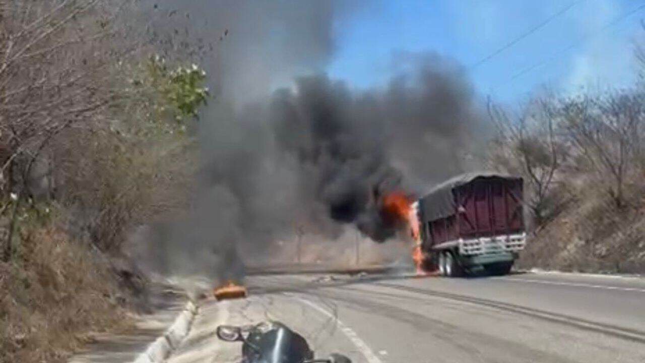 Se incendia camión en la Mazatlán-Durango; falla mecánica sería la causa