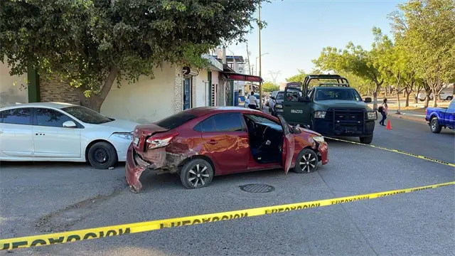 Aseguran dos vehículos tras persecución y balacera en la colonia Laureles Pinos, en Culiacán