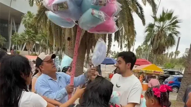 Alex Serrano compra todos los algodones a vendedor y los reparte a niños en el Parque Sinaloa