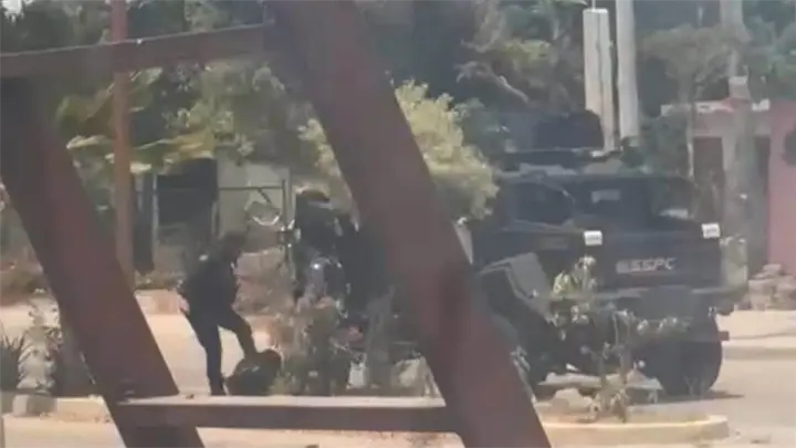 A patadas detienen a joven tras persecución y balacera en Angostura; operativo de Los Harfuch queda en video