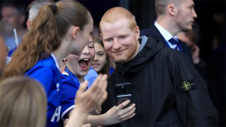 Ed Sheeran desata euforia al celebrar con Ipswich Town su llegada a la Premier League | VIDEO