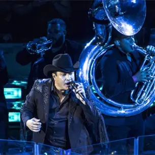 Julión Álvarez protagoniza conmovedor momento con fan de la tercera edad en Sonora