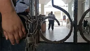 Por altos cobros de CFE, ciudadanos toman oficinas del SAT en Mazatlán