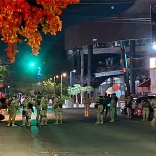 Asesinan a balazos a dos hombres cerca del estadio de Los Tomateros de Culiacán, en la colonia Miguel Alemán Asesinan a balazos a dos hombres cerca del estadio de Los Tomateros de Culiacán, en la colonia Miguel Alemán