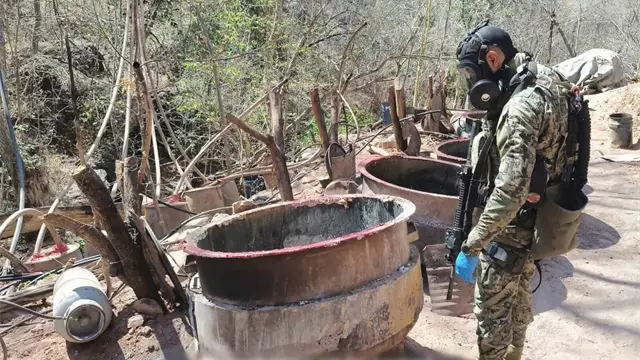 Aseguran tres laboratorios clandestinos para la producción de metanfetamina en Sinaloa Aseguran tres laboratorios clandestinos para la producción de metanfetamina en Sinaloa
