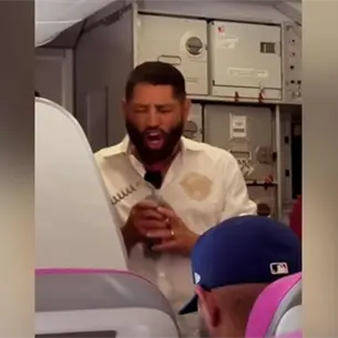 Pancho Barraza sorprende a pasajeros con concierto en pleno vuelo | VIDEO
