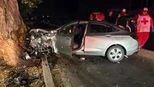 A horas del primer accidente, otro vehículo se impacta contra el mismo Álamo en Los Mochis
