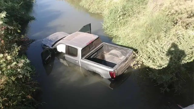 Conductor cae de un puente y abandona su camioneta GMC tras el accidente en Guasave