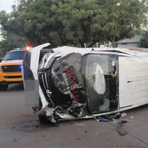 Dos jóvenes resultaron lesionados tras volcadura en avenida Las Torres, Mazatlán Dos jóvenes resultaron lesionados tras volcadura en avenida Las Torres, Mazatlán