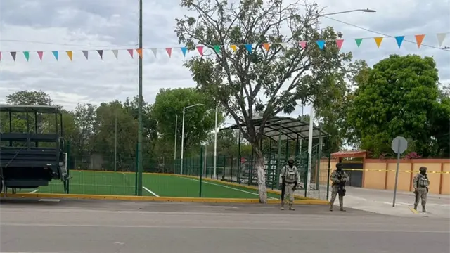 Localizan a 2 ejecutados con mensaje a un costado de un campo de fútbol en Tepuche, Culiacán