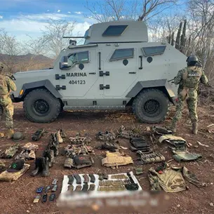 Personal naval asegura explosivos, droga y armas en tres comunidades de Mazatlán Personal naval asegura explosivos, droga y armas en tres comunidades de Mazatlán