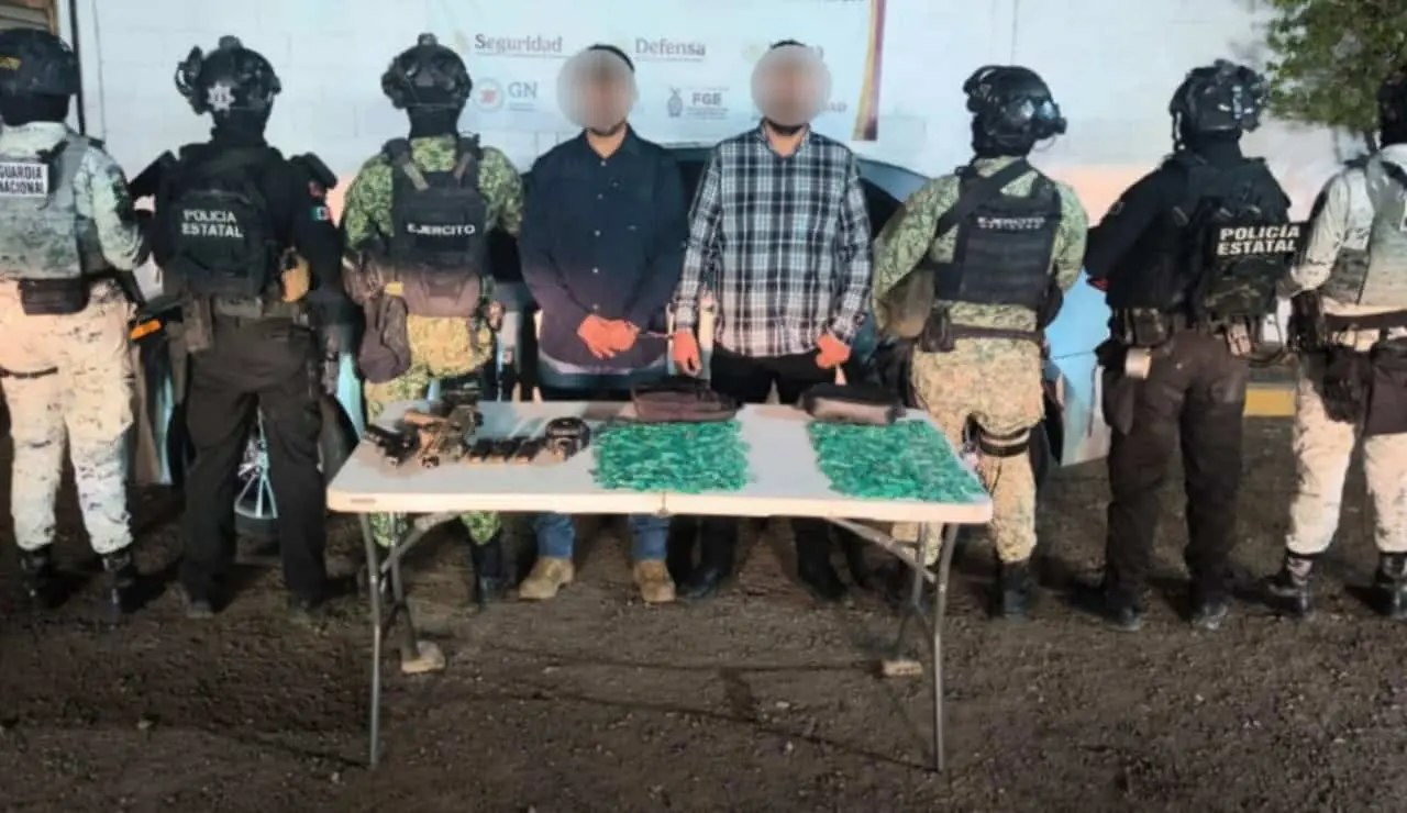 Detienen a dos civiles en Culiacán con armas y droga tras denuncia anónima Detienen a dos civiles en Culiacán con armas y droga tras denuncia anónima