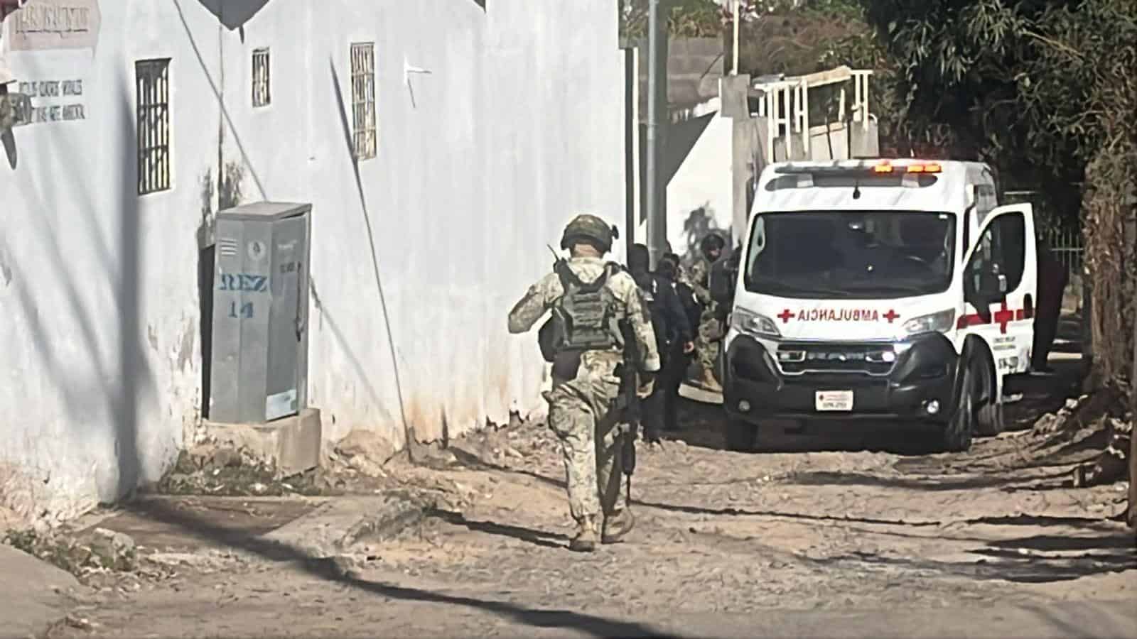 Atacan a balazos a un hombre en muletas mientras barría en la colonia La Lima, en Culiacán