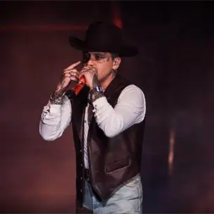 ¿Qué se tapó? Christian Nodal estrena tatuaje blackout y muestra su radical cambio de imagen