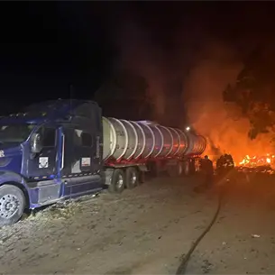 Evacúan a familias mientras dormían por incendio en casa rodante y pipa con combustible en Guasave