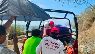 Rescatan a joven tras sufrir descompensación y caída en las escalinatas de El Faro, Mazatlán