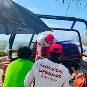 Rescatan a joven tras sufrir descompensación y caída en las escalinatas de El Faro, Mazatlán
