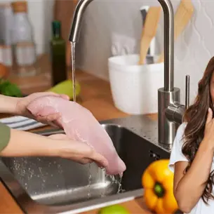 Es un peligro para tu salud: La razón por la que jamás debes lavar el pollo antes de cocinarlo