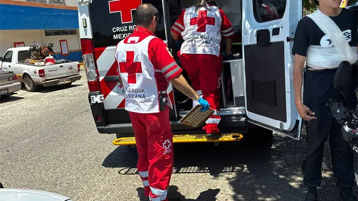 Motociclistas se brincan el alto y terminan lesionados tras fuerte accidente en Los Mochis