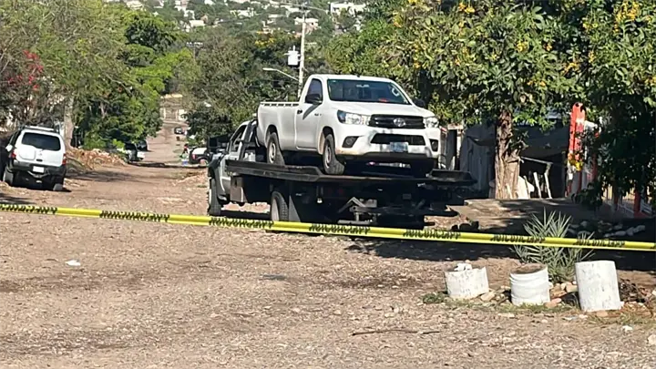 Localizan abandonada una camioneta baleada en la colonia República Mexicana en Culiacán