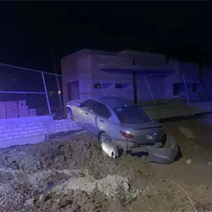 Conductora choca contra una cerca de una construcción tras salirse del bulevar en Guasave