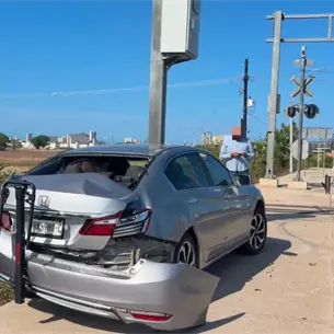 Mujer automovilista intenta ganarle el paso al tren y termina arrollada en Mazatlán Mujer automovilista intenta ganarle el paso al tren y termina arrollada en Mazatlán