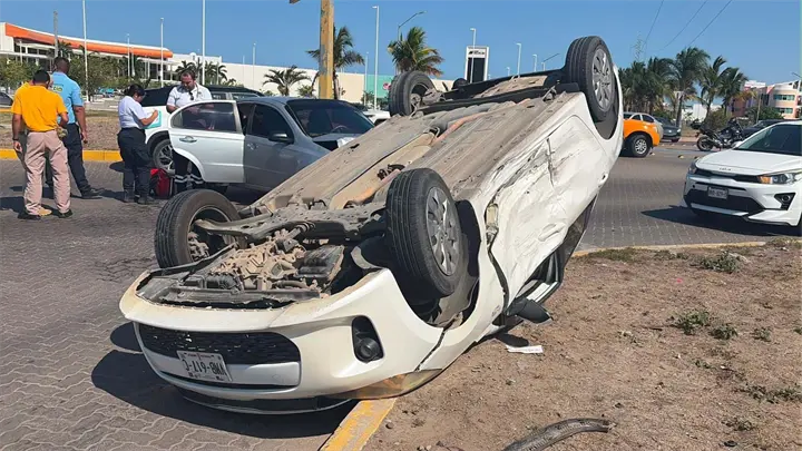 Vuelca Kia tras choque contra Aveo en glorieta de Plaza Galerías en Mazatlán Vuelca Kia tras choque contra Aveo en glorieta de Plaza Galerías en Mazatlán