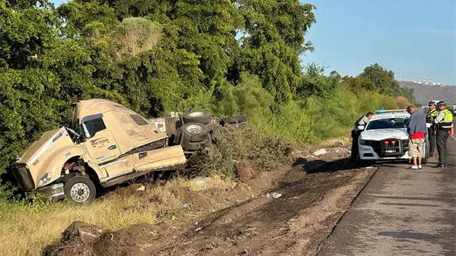 Vuelca tráiler cargado con toneladas de manzana en la México 15; hay tres lesionados Vuelca tráiler cargado con toneladas de manzana en la México 15; hay tres lesionados