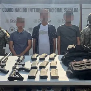Detienen a 3 hombres con 3 fusiles y equipo táctico en Culiacán; entre ellos un menor de edad