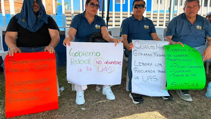 Con pancarta en mano, trabajadores paralizan la UAS Mazatlán para exigir el pago de quincenas