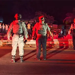 Mala maniobra de un tráiler provoca aparatosa volcadura en la México 15; chofer resulta herido en El Carrizo Mala maniobra de un tráiler provoca aparatosa volcadura en la México 15; chofer resulta herido en El Carrizo