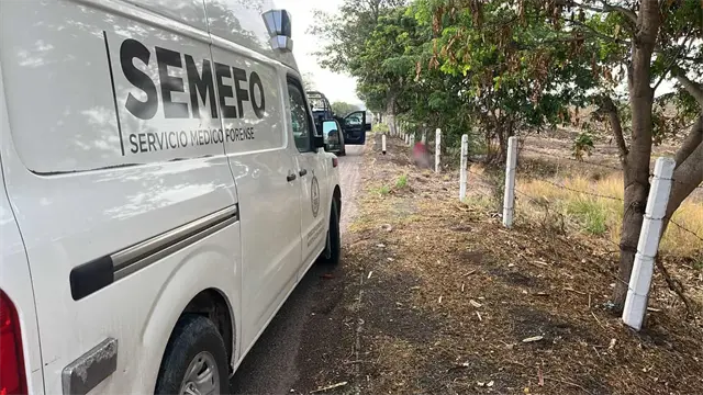 Hallan a un “encobijado” sobre la autopista Benito Juárez, a la altura del campo El Diez, Culiacán Hallan a un “encobijado” sobre la autopista Benito Juárez, a la altura del campo El Diez, Culiacán