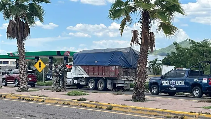Detienen a dos sujetos que circulaban en camión de carga con reporte de robo a la salida norte de Culiacán
