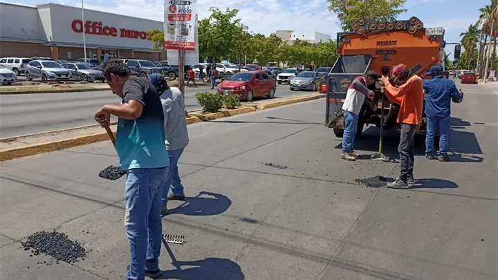 Inician el bacheo del bulevar Rosales, una de las vialidades más importantes de Los Mochis