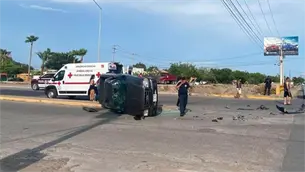 Aparatosa volcadura deja tres lesionados tras choque en el bulevar Centenario de Los Mochis