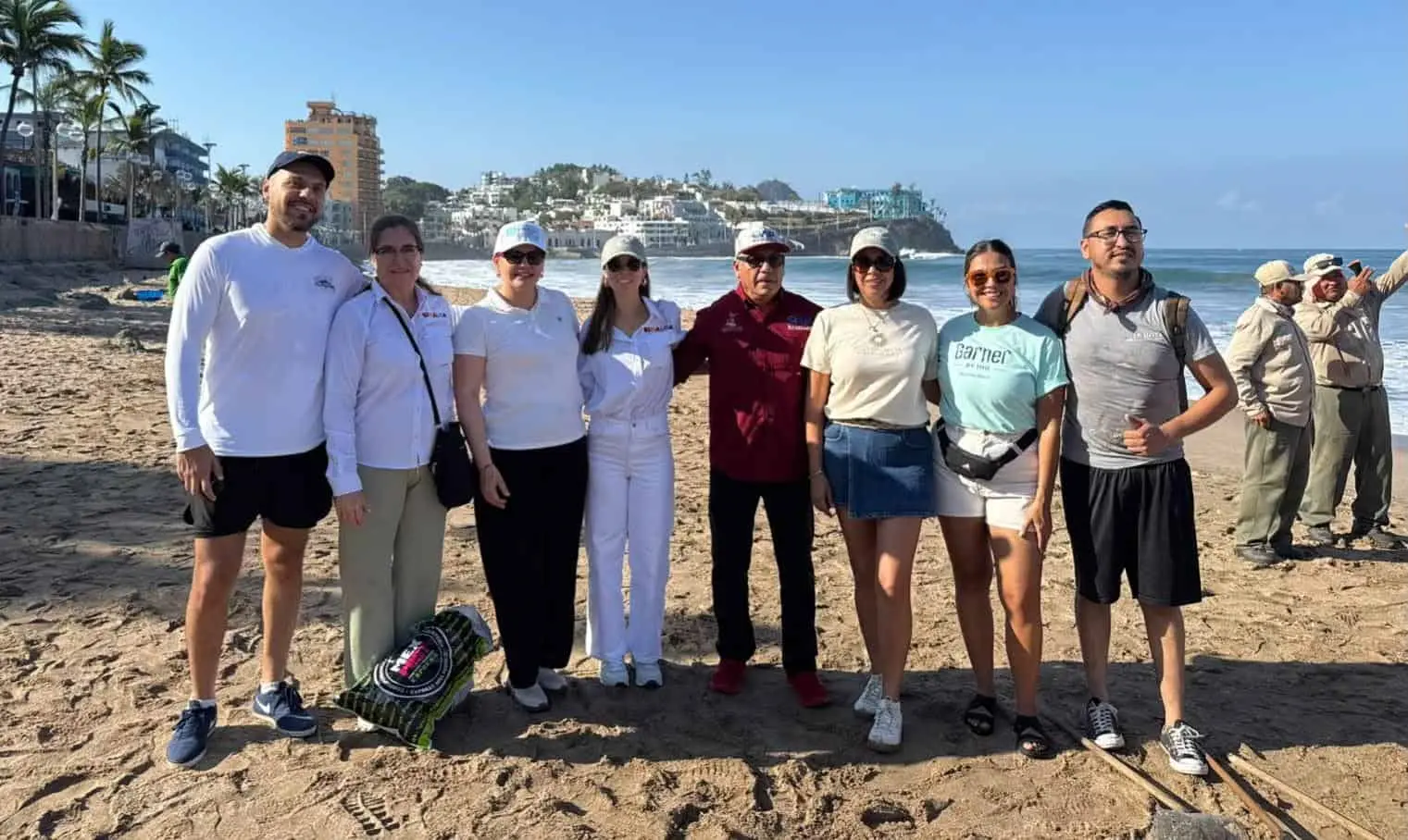 Secretaría de Turismo impulsa el turismo sostenible con limpieza de playa Olas Altas, Mazatlán