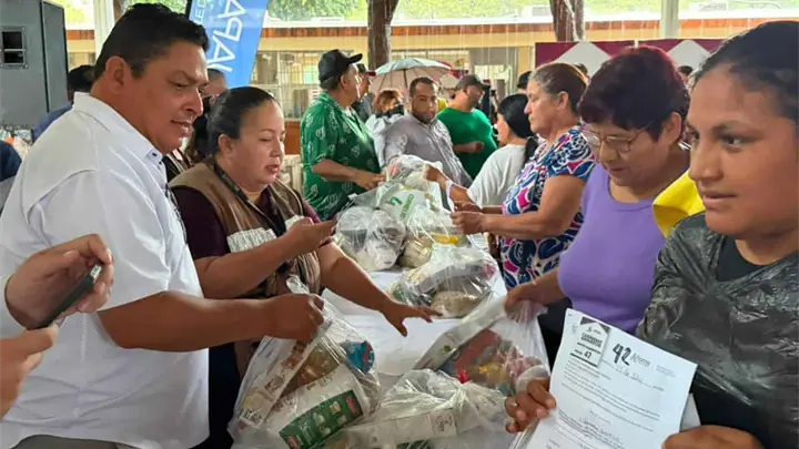 Caravana del Bienestar entrega despensas y anuncia regreso a Villa de Ahome