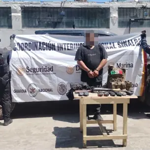 Marina detiene a presunto sicario con armas y chaleco antibalas en El Roble, Mazatlán