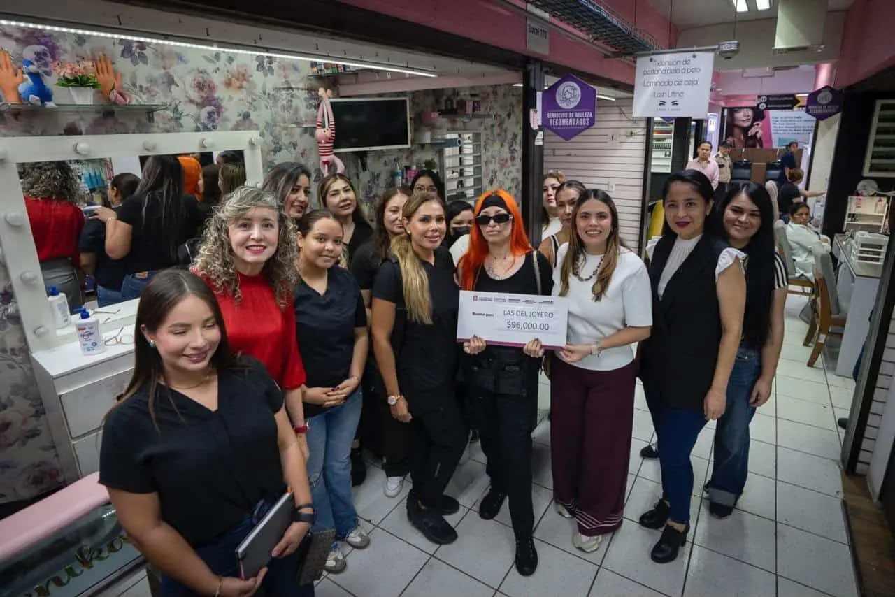 Alcaldesa de Culiacán entrega crédito por 96 mil pesos a emprendedoras en Plaza de la Mujer Alcaldesa de Culiacán entrega crédito por 96 mil pesos a emprendedoras en Plaza de la Mujer
