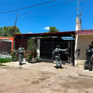 Niños llaman al 911 tras ver a su padre apuñalar a su madre en Los Mochis; él huyó tras acuchillarla Niños llaman al 911 tras ver a su padre apuñalar a su madre en Los Mochis; él huyó tras acuchillarla