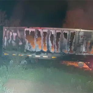 Se incendia tráiler tras chocar con grúa en la autopista Mazatlán-Escuinapa; hay tres lesionados Se incendia tráiler tras chocar con grúa en la autopista Mazatlán-Escuinapa; hay tres lesionados