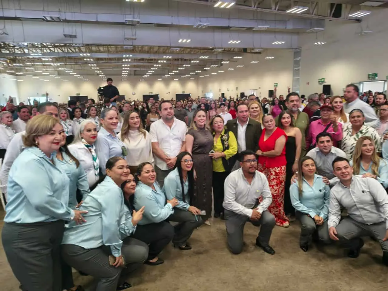 Yeraldine Bonilla festeja el Día del Servidor Público con reconocimiento a la base del STASE