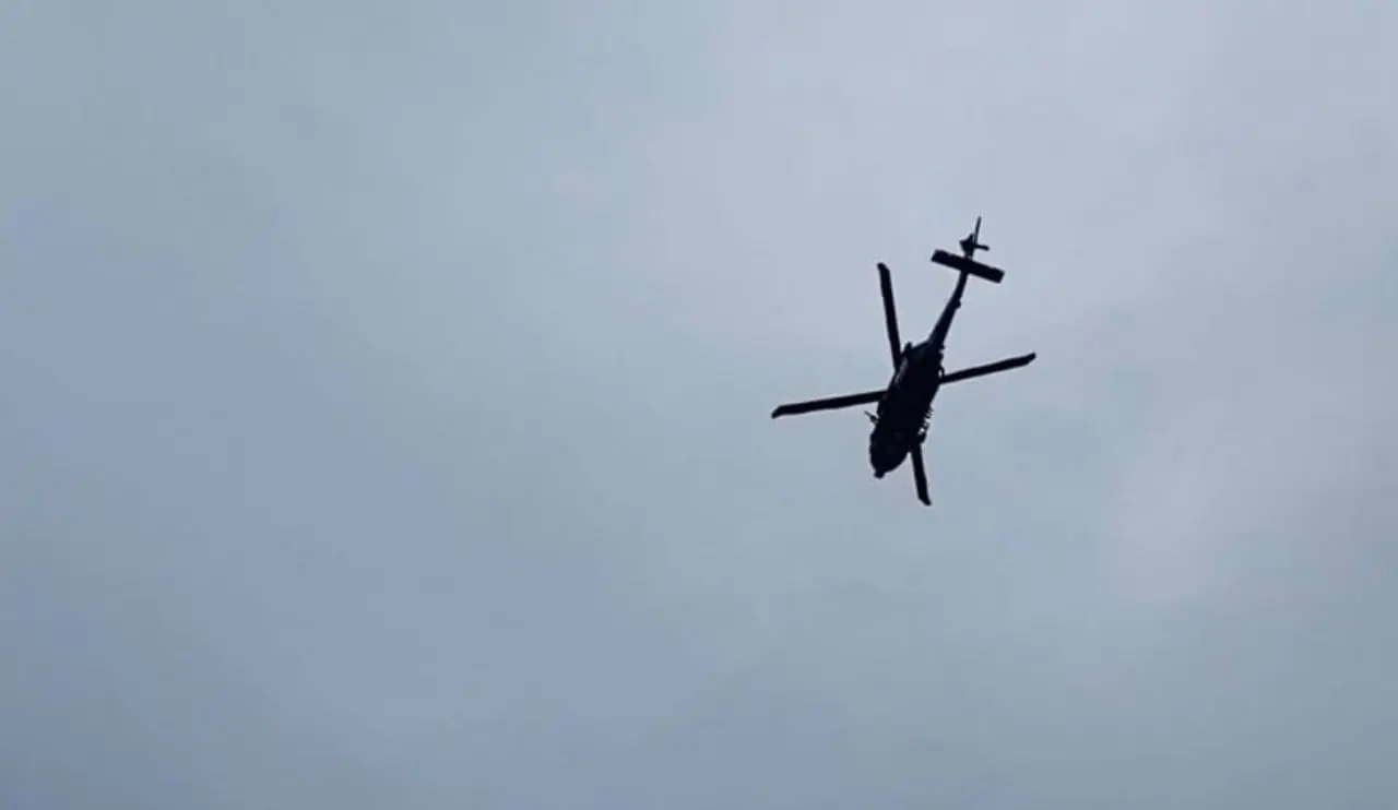 Helicóptero de la Marina sobrevuela a baja altura en Mazatlán tras hechos violentos