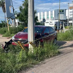 Localizan vehículo baleado y accidentado contra un poste en Camino Real de Culiacán Localizan vehículo baleado y accidentado contra un poste en Camino Real de Culiacán