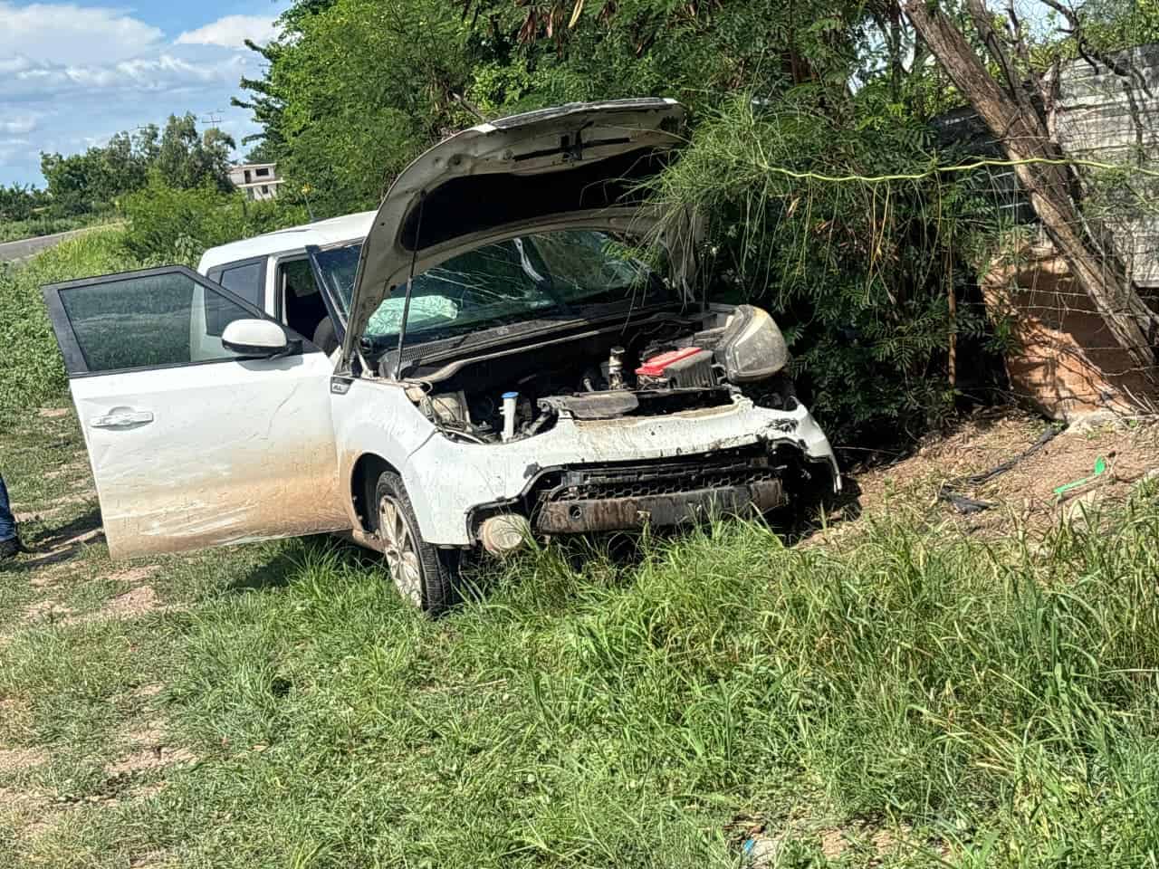 Adolescente se impacta contra el muro de un canal y termina lesionada junto a un niño en la carretera Guamúchil-Angostura Adolescente se impacta contra el muro de un canal y termina lesionada junto a un niño en la carretera Guamúchil-Angostura