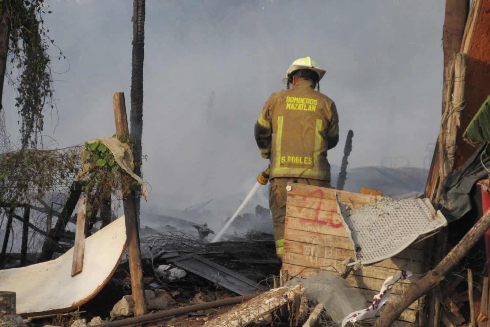 Incendio en invasión Los Acantos deja al menos 10 humildes casas quemadas Incendio en invasión Los Acantos deja al menos 10 humildes casas quemadas