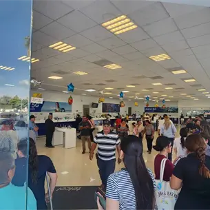 Se registran largas filas en Telcel de Los Mochis por suspensión de líneas no registradas Se registran largas filas en Telcel de Los Mochis por suspensión de líneas no registradas