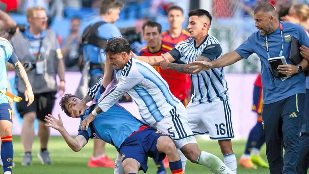 FIFA sanciona a jugadores de Argentina por la pelea tras perder la Final del Mundial 2026 FIFA sanciona a jugadores de Argentina por la pelea tras perder la Final del Mundial 2026