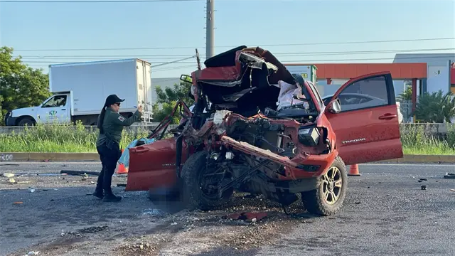 Fuerte accidente vehicular deja tres personas muertas y 2 heridas sobre La Costerita en Culiacán Fuerte accidente vehicular deja tres personas muertas y 2 heridas sobre La Costerita en Culiacán