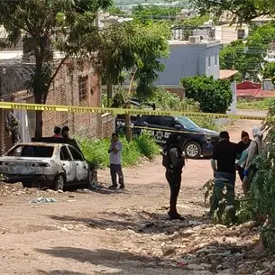 Incendian vehículo en domicilio que fue baleado hace dos días en la colonia Renato Vega de Culiacán